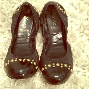Black stretch flats with gold stud accents!